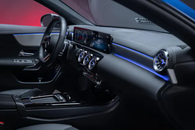 MERCEDES-BENZ CLA 200 AMG Line / Rückfahrkamera / Ambientebeleuchtung / Sitzheizung