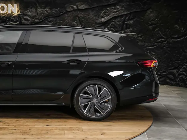 SKODA Superb Combi 2.0 TDi Sportline 4x4 DSG *Facelift*Werksgarantie*Massage*