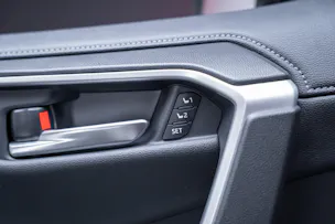 Toyota RAV-4 2.5 HEV Premium / CH-Fahrzeug / Panorama-Glasdach / 360°Kamera /