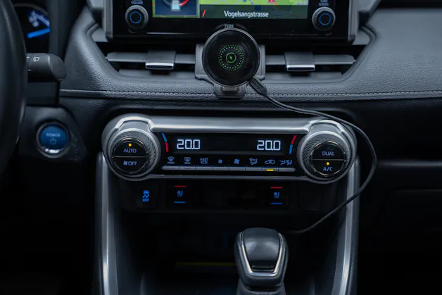 Toyota RAV-4 2.5 HEV Premium / CH-Fahrzeug / Panorama-Glasdach / 360°Kamera /