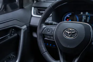 Toyota RAV-4 2.5 HEV Premium / CH-Fahrzeug / Panorama-Glasdach / 360°Kamera /
