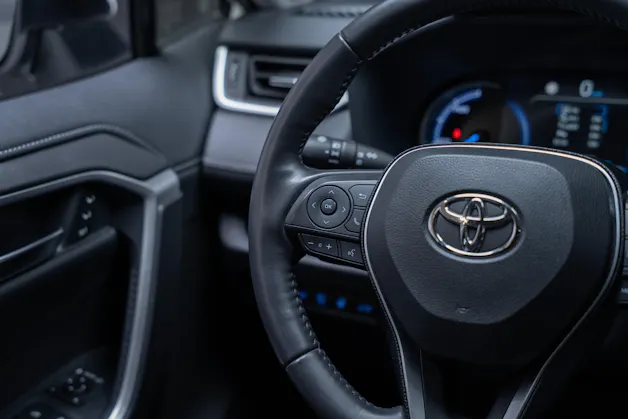 Toyota RAV-4 2.5 HEV Premium / CH-Fahrzeug / Panorama-Glasdach / 360°Kamera /