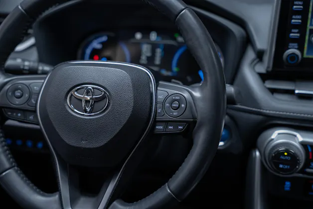 Toyota RAV-4 2.5 HEV Premium / CH-Fahrzeug / Panorama-Glasdach / 360°Kamera /