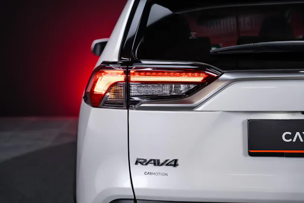 Toyota RAV-4 2.5 HEV Premium / CH-Fahrzeug / Panorama-Glasdach / 360°Kamera /