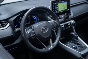 Toyota RAV-4 2.5 HEV Premium / CH-Fahrzeug / Panorama-Glasdach / 360°Kamera /