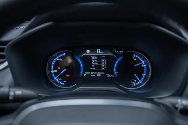 Toyota RAV-4 2.5 HEV Premium / CH-Fahrzeug / Panorama-Glasdach / 360°Kamera /