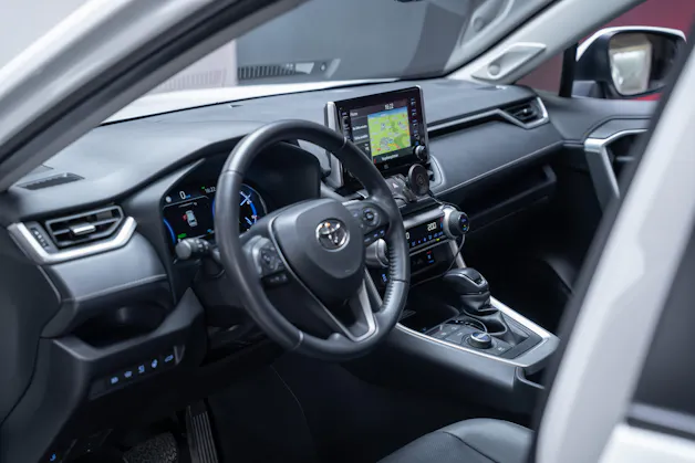 Toyota RAV-4 2.5 HEV Premium / CH-Fahrzeug / Panorama-Glasdach / 360°Kamera /
