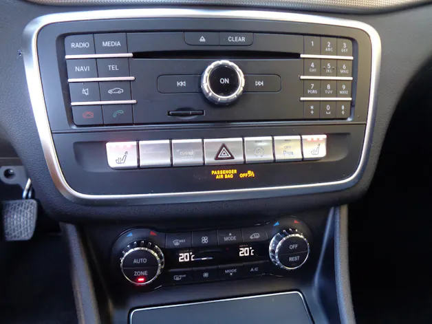 MERCEDES-BENZ GLA 200 Night Star 7G-DCT