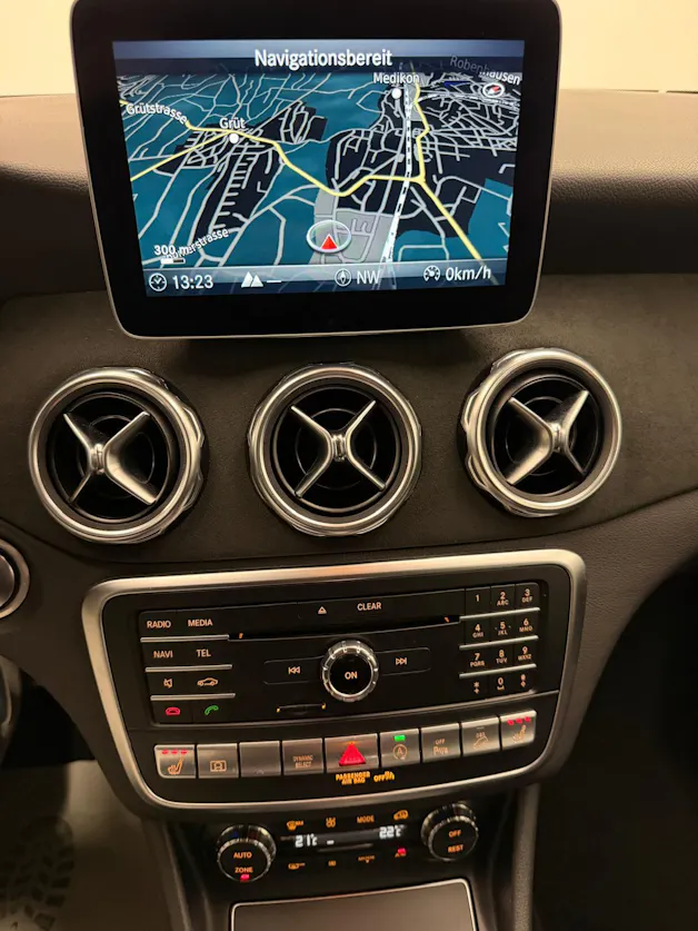 MERCEDES-BENZ GLA-Klasse X156 GLA 220 AMG Line 4m