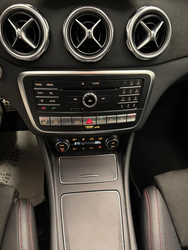 MERCEDES-BENZ GLA-Klasse X156 GLA 220 AMG Line 4m