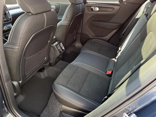 VOLVO XC40 2.0 B3 MH Plus Dark