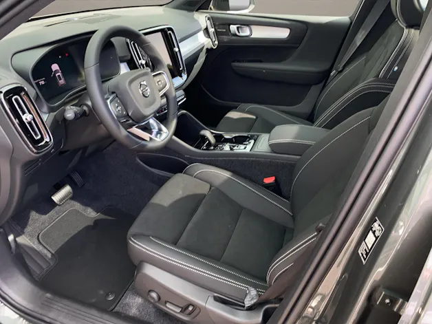VOLVO XC40 2.0 B3 MH Plus Dark