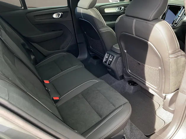 VOLVO XC40 2.0 B3 MH Plus Dark