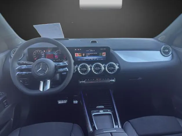 MERCEDES-BENZ GLA 200 Night Star 7G-D