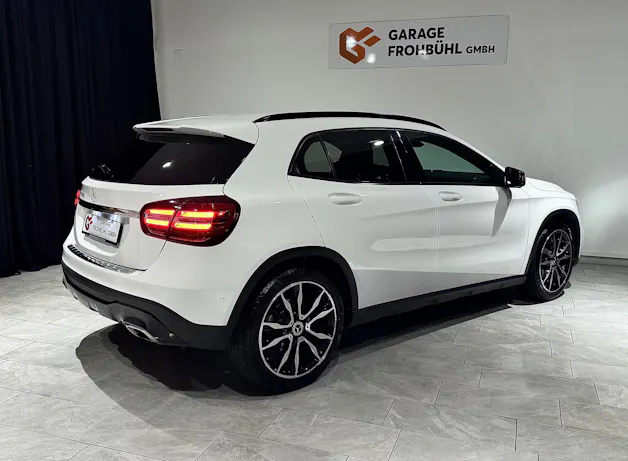 MERCEDES-BENZ GLA 200 Night Star 7G-DCT