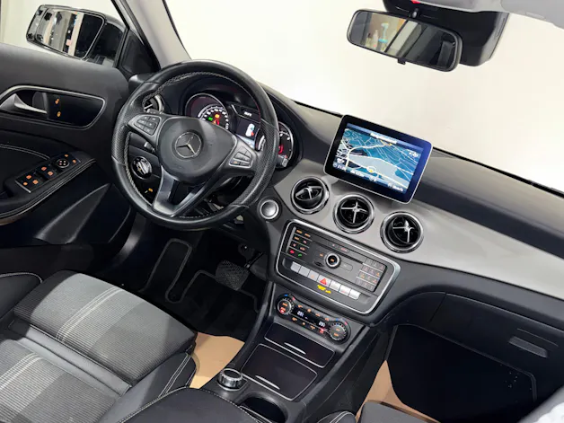 MERCEDES-BENZ GLA 200 Night Star 7G-DCT