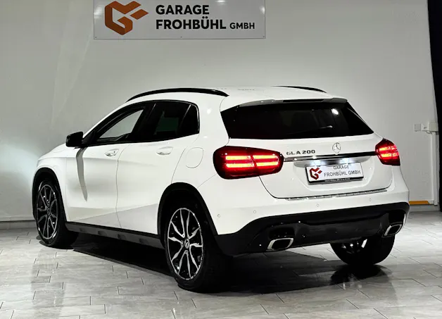 MERCEDES-BENZ GLA 200 Night Star 7G-DCT