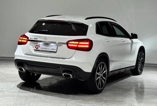 MERCEDES-BENZ GLA 200 Night Star 7G-DCT