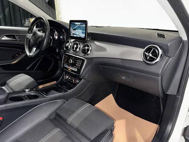 MERCEDES-BENZ GLA 200 Night Star 7G-DCT