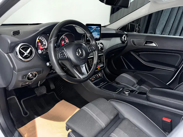 MERCEDES-BENZ GLA 200 Night Star 7G-DCT