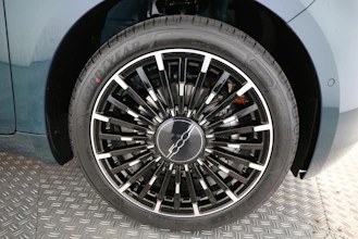 https://vehicle.imgix.net/4495413/02e6d2a1-685d-44f0-8faf-2d6a86143552.jpg
