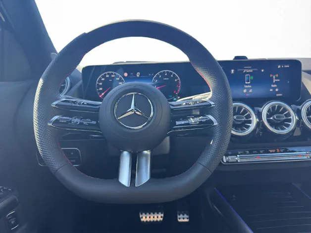 MERCEDES-BENZ GLA 250 AMG Line 4Matic Swiss Star