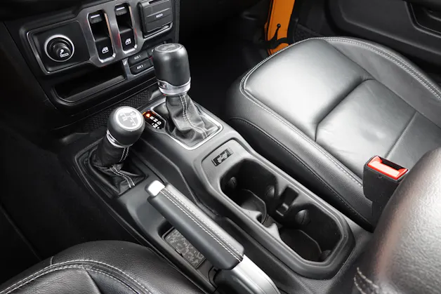JEEP Wrangler 2.0 Sahara "CH Auto * Camera * Sièges chauffant * Capteur avant/arrière * Intérieur Cuir * Full prépare camping *"