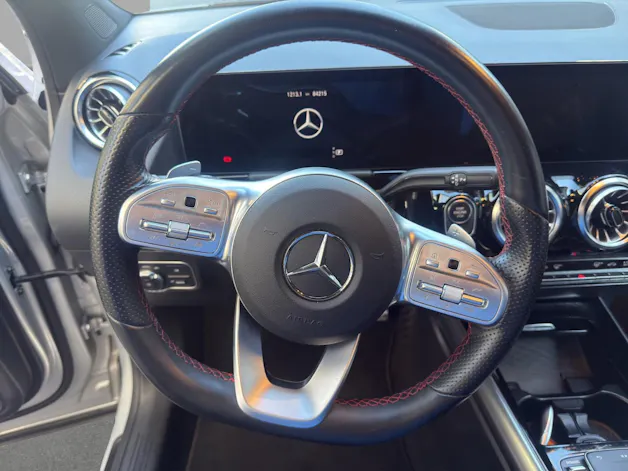 MERCEDES-BENZ GLA 200 d 4M - AMG / DISTRONIC / Rückfahrkamera / Premium-Plus