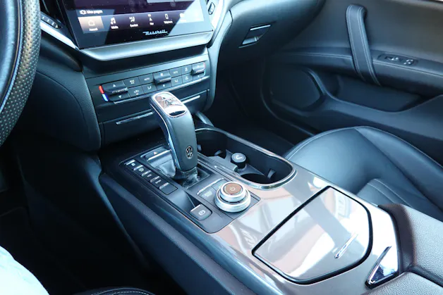 MASERATI Ghibli 2.0 Hybrid GT "* CH Auto * Tempomat * Camera recul * Sièges Electriques/mémoire * Toit Ouvrant * Phares LED *"