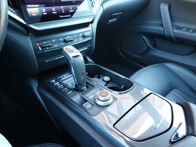 MASERATI Ghibli 2.0 Hybrid GT "* CH Auto * Tempomat * Camera recul * Sièges Electriques/mémoire * Toit Ouvrant * Phares LED *"