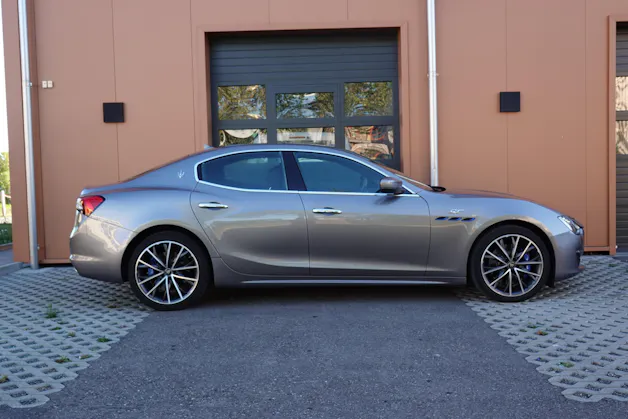 MASERATI Ghibli 2.0 Hybrid GT "* CH Auto * Tempomat * Camera recul * Sièges Electriques/mémoire * Toit Ouvrant * Phares LED *"