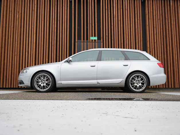 AUDI S6 AVANT 5.2 V10 QUATTRO TIPTRONIC l 435 PS