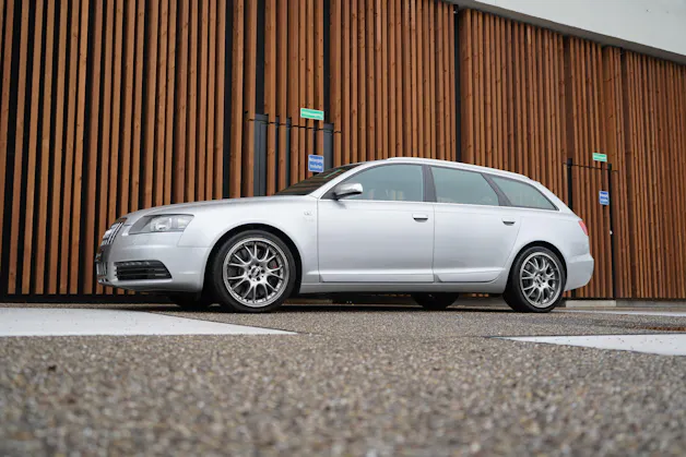 AUDI S6 AVANT 5.2 V10 QUATTRO TIPTRONIC l 435 PS