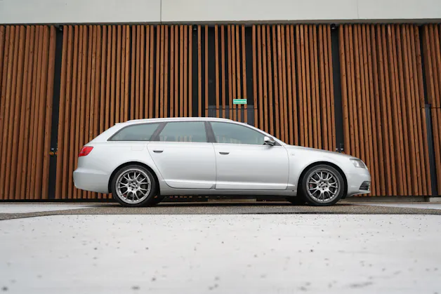 AUDI S6 AVANT 5.2 V10 QUATTRO TIPTRONIC l 435 PS