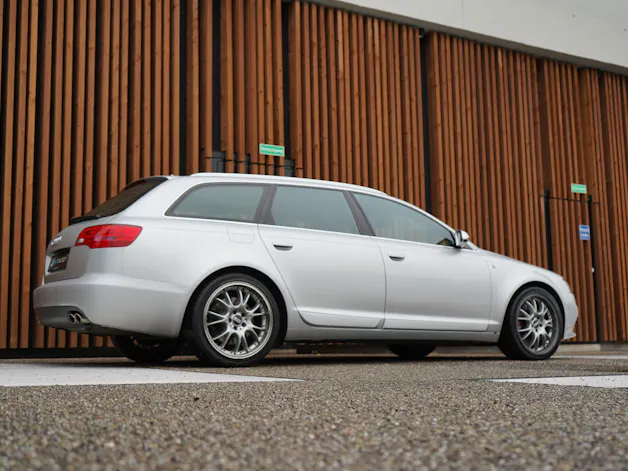 AUDI S6 AVANT 5.2 V10 QUATTRO TIPTRONIC l 435 PS