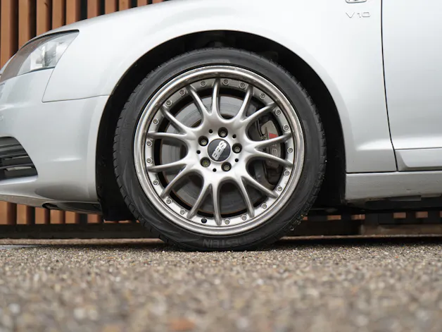 AUDI S6 AVANT 5.2 V10 QUATTRO TIPTRONIC l 435 PS