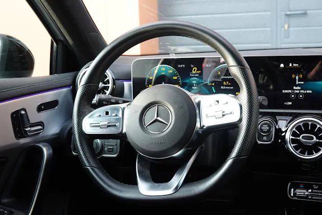MERCEDES-BENZ A 180 AMG Line - "Pack AMG Line * Caméra 360 * Toit Ouvrant * Clim Auto * Jantes 18 * Aide à la Conduite *