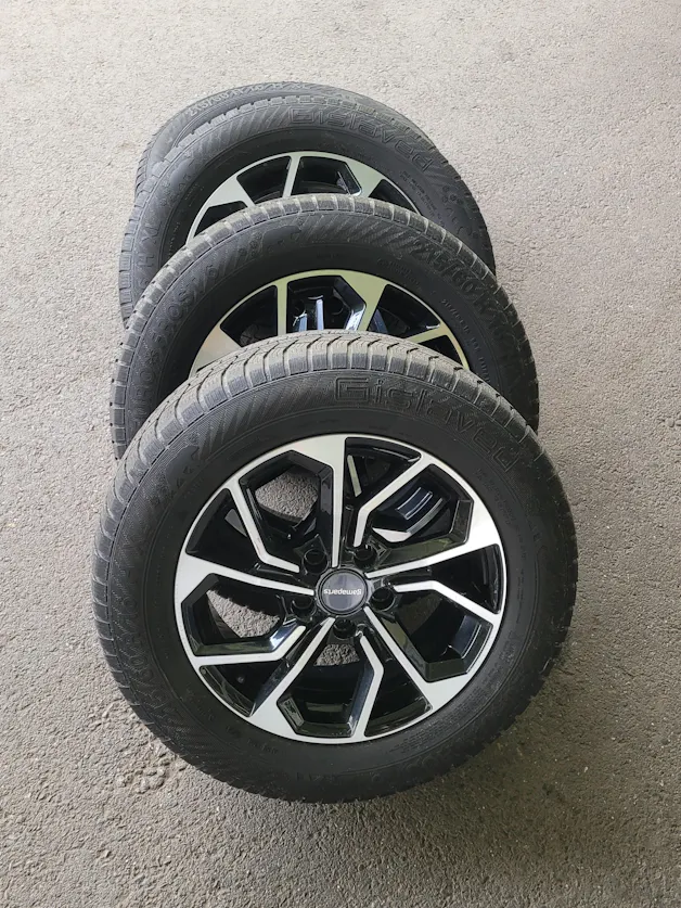 SKODA Karoq 2.0 TDI CR Style 4x4 DSG *Anhängerkupplung+8-fach bereift*