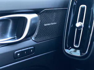 VOLVO XC40 2.0 B3 MH Plus Dark