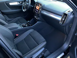 VOLVO XC40 2.0 B3 MH Plus Dark