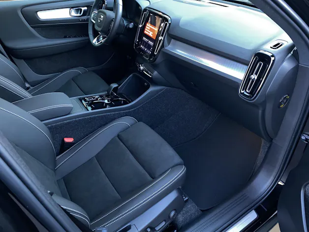 VOLVO XC40 2.0 B3 MH Plus Dark