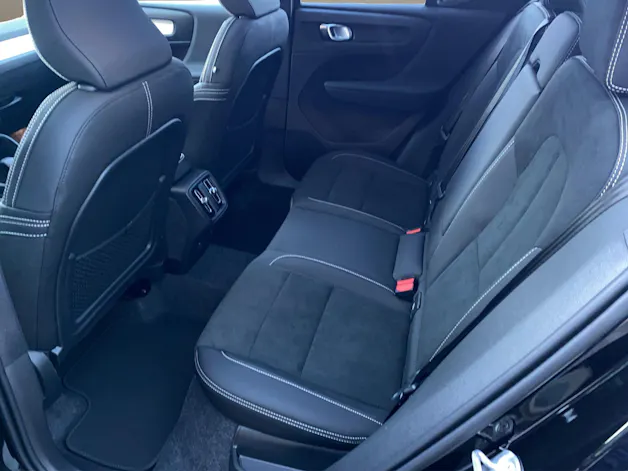 VOLVO XC40 2.0 B3 MH Plus Dark