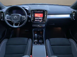 VOLVO XC40 2.0 B3 MH Plus Dark