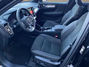 VOLVO XC40 2.0 B3 MH Plus Dark