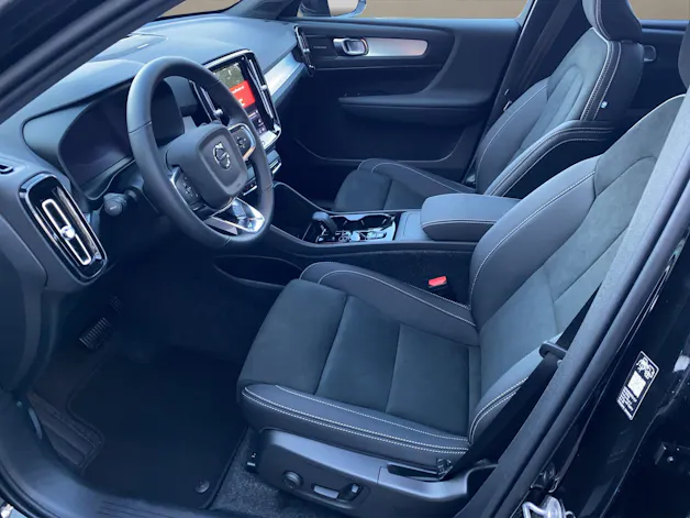 VOLVO XC40 2.0 B3 MH Plus Dark