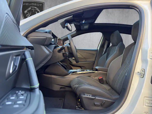 PEUGEOT 208 1.2 Hybrid 145 GT Exclusive