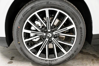 https://vehicle.imgix.net/4498217/94245176-945e-4c1a-bb69-819628bff260.jpg