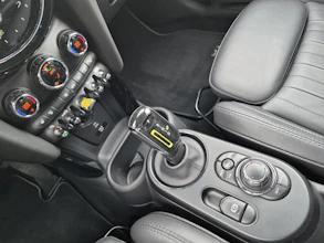 https://vehicle.imgix.net/4498264/2687a932-cd3e-46f3-bcd6-64460b9616ff.jpg