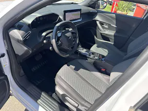 PEUGEOT 2008 1.2 145 MHEV Allure Automat