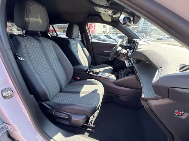 PEUGEOT 2008 1.2 145 MHEV Allure Automat